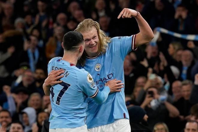 上海申花续约斯卢茨基，欲在亚冠和巴西引援中提升竞争力，期待其带领球队争冠。（申花与斯卢茨基续约，发力亚冠与巴西引援提升战力，盼其率队冲冠）