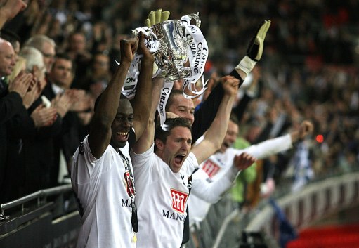 英媒：为抵抗巴萨的兴趣，拜仁将为凯恩提供一份打破限制政策的合同（英媒：为应对巴萨挖角，拜仁计划向凯恩递上破例合约）