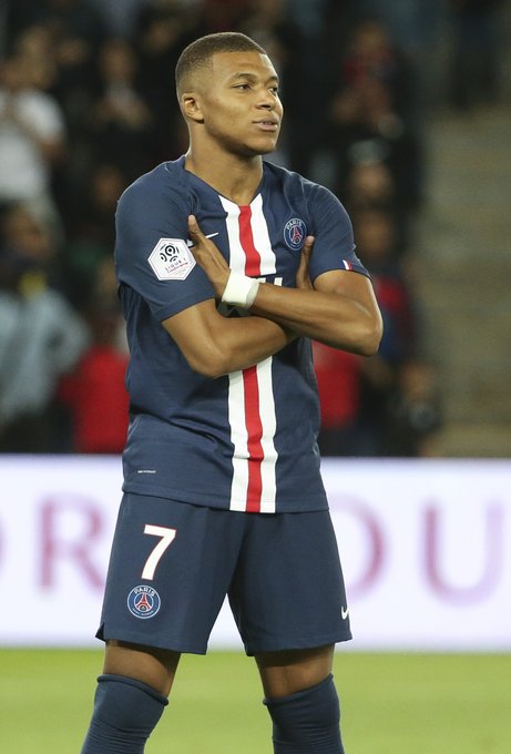 足球英超本轮最佳阵公布，新援发挥亮眼（英超本轮最佳阵容出炉，新援表现抢眼）