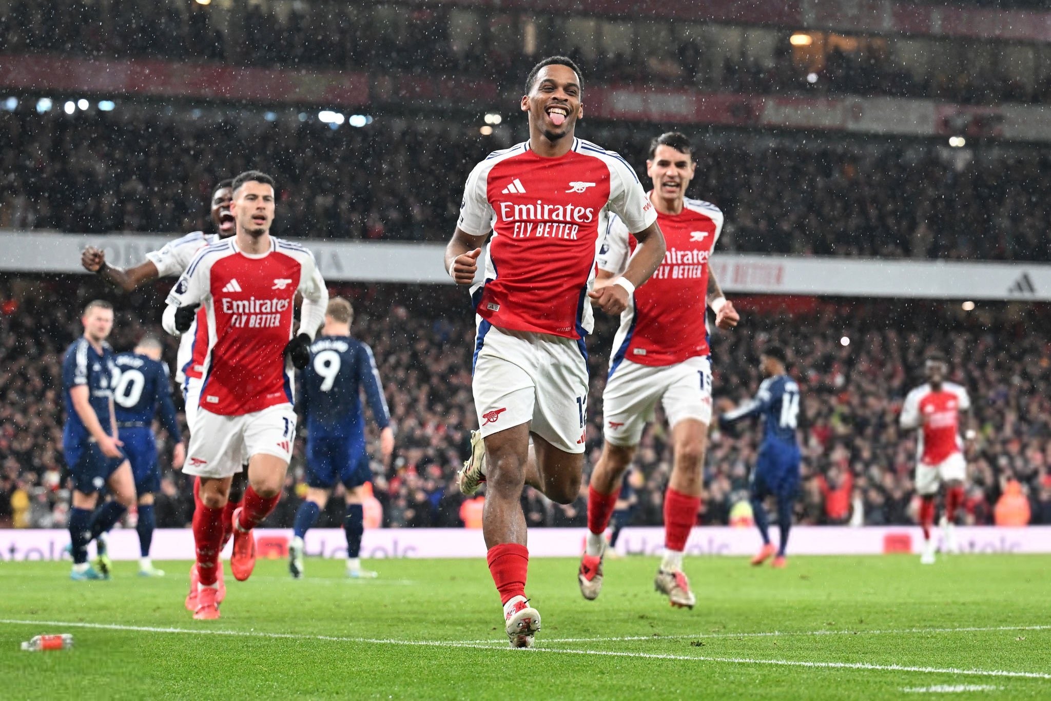 太疼了，萨勒马克尔斯被对手踩中后在地上抽动（萨勒马克尔斯遭对手踩踏，痛得倒地抽搐）