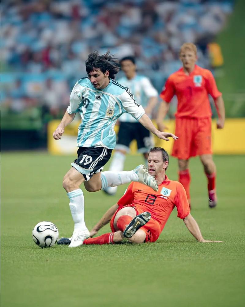 曼联客战水晶宫首发：芒特先发B费领衔，库尼亚伤缺（曼联客场战水晶宫首发出炉：芒特入选首发，B费压阵，库尼亚因伤缺席）