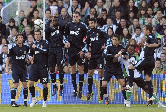 新雪季开板 华东地区滑雪爱好者迎来冬季新选择（新雪季开滑，华东滑雪爱好者迎来全新冬季选择）